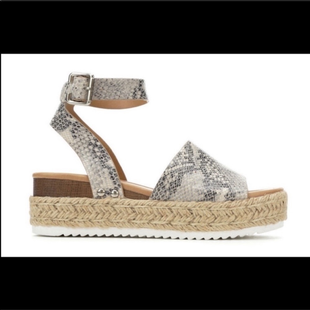 Soda Topic Flatform Sandals in Python